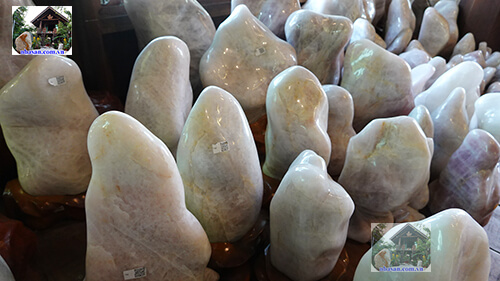 Trụ đá thạch anh trắng