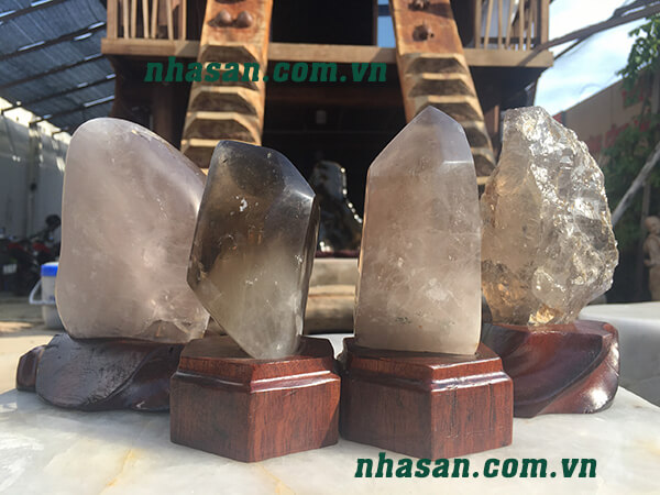 Trụ đá thạch anh xam khói đánh bóng