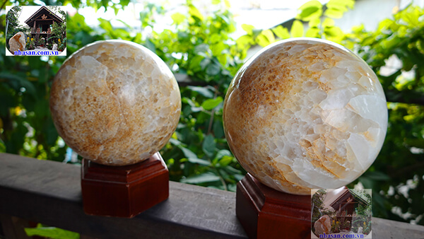 Quả cầu thạch anh bông vàng tại Nhà sàn