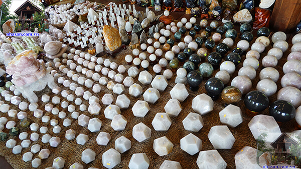 Đá thạch anh có tự phát sáng được hay không?