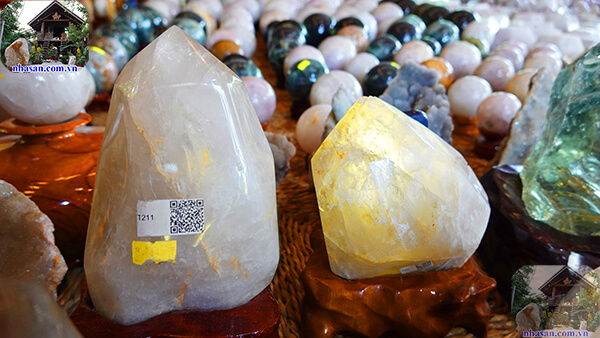 Đá thạch anh có tự phát sáng được hay không?