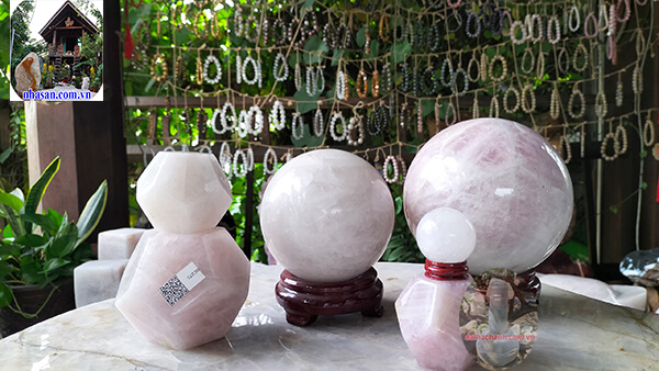 Đá thạch anh hồng mang vẻ đẹp nhẹ nhàng và lãng mạn