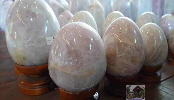 Nạp năng lượng cho đá thạch anh hồng giúp phát huy công dụng