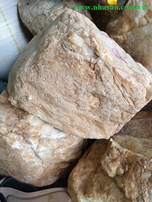 Quartz stone brings prosperity luck