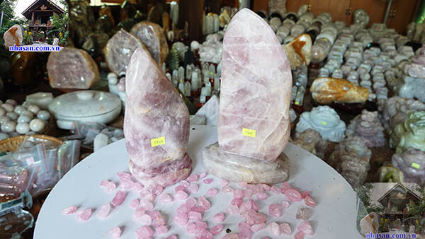 Trụ đá thạch anh hồng Trụ đá thạch anh hồng