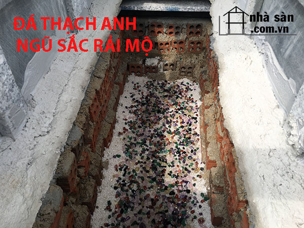 Đá thạch anh vụn ngũ sắc rải mộ