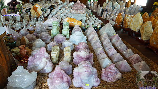 Sự thật đằng sau việc đặt đá thạch anh phong thủy trên bàn thờ