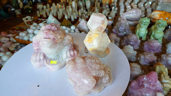 Những điều cần lưu ý khi đặt đá thạch anh phong thủy trên bàn thờ