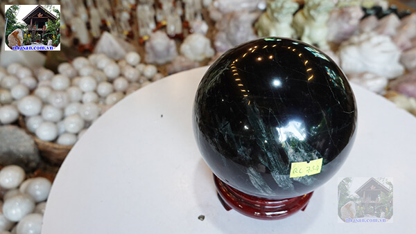 Quả cầu thạch anh phong thủy rất thích hợp đặt tại bàn làm việc