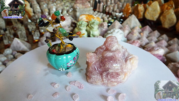 Nên hay không nên đặt đá thạch anh phong thủy trên bàn thờ?