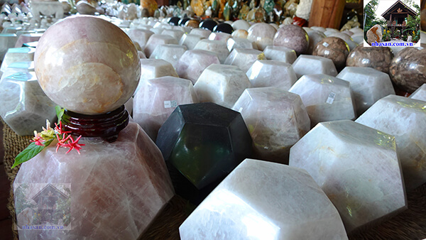 Đá thạch anh phong thủy có khả năng thu hút tài lộc cho gia chủ