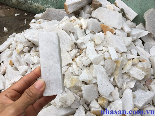 Rough quartz stones scattered the construction background