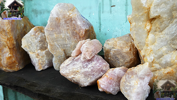 Đá thạch anh thô vụn màu trắng Đá thạch anh thô vụn màu hồng