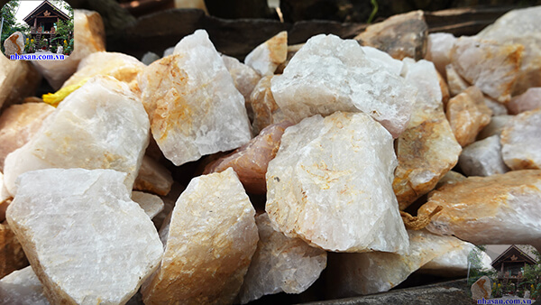 Đá thạch anh thô vụn màu trắng
