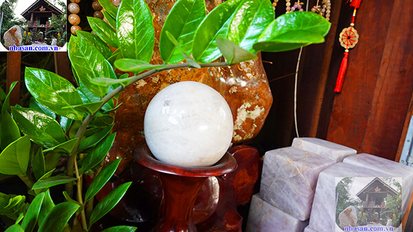 Quả cầu đá thạch anh trắng