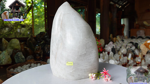 Trụ đá thạch anh trắng T493 Trụ đá thạch anh trắng T493
