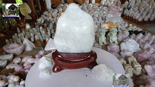 "Clear quartz" là tên khoa học của đá thạch anh trắng