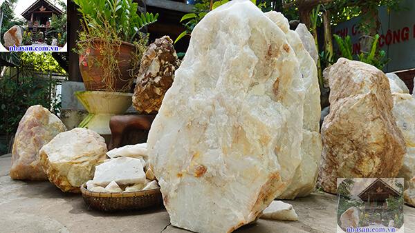 Đá thạch anh trắng thô nguyên khối