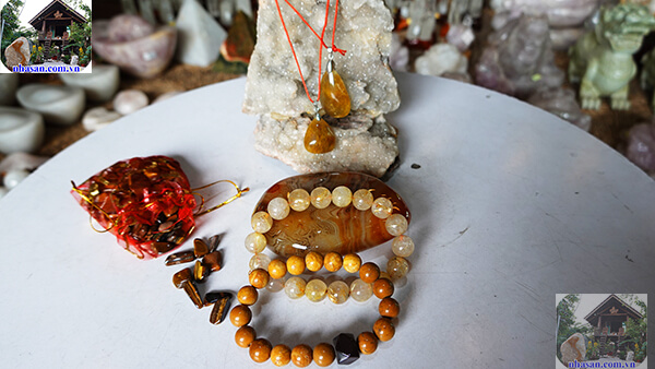 Trang sức đá màu nâu vàng