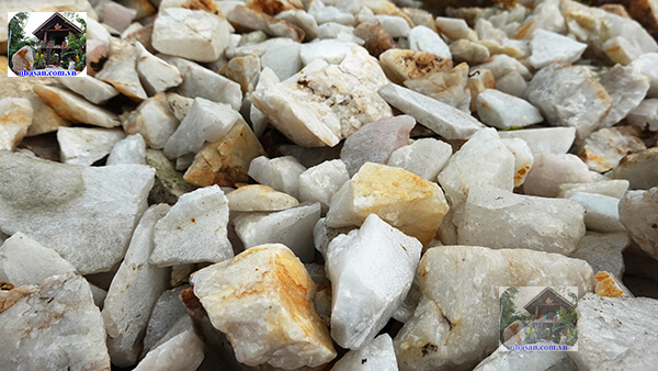 Đá thạch ah vụn trắng được dùng để trấn trạch, rải mộ phần