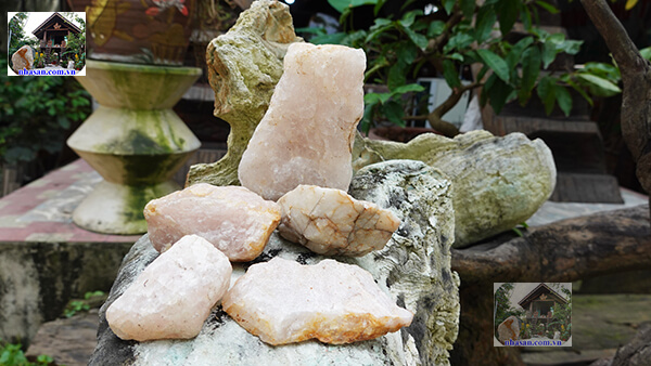 Rải thạch anh vụn giúp cân bằng sinh khí và phong thủy cho ngôi nhà