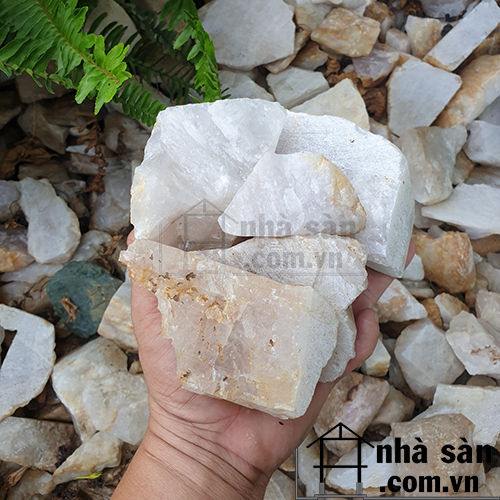 Đá thạch anh vụn cỡ 4x6 cm trắng Đá thạch anh vụn cỡ 4x6 cm trắng