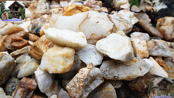 Công dụng tích cực của đá thạch anh trắng vụn