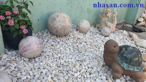 Rough Quartz Decorates A Small Landscape With Lives