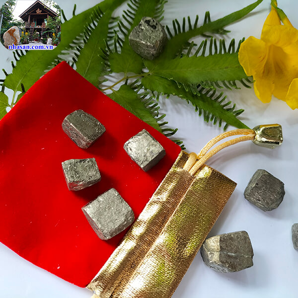 Đá Vàng Găm Bỏ Túi Trừ Tà Đá Vàng Găm Bỏ Túi Trừ Tà