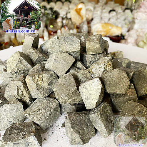 Đá vàng găm là gì  Đá vàng găm là gì