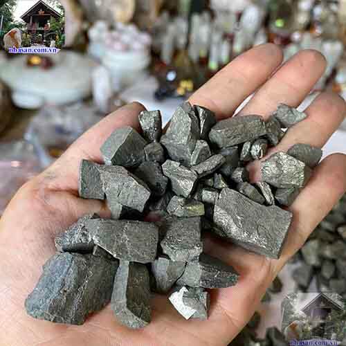 Thường dễ bị nhầm lẫn với vàng thật Thường dễ bị nhầm lẫn với vàng thật