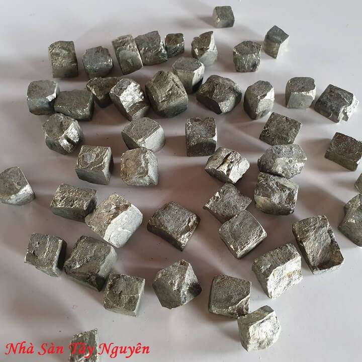 Đá Vàng Găm Phong Thủy Năng Lượng Cao