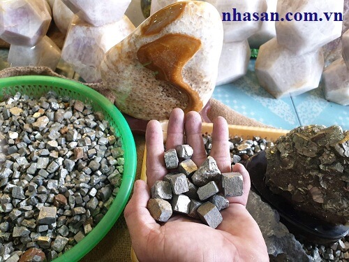 Đá Vàng Găm Phong Thủy Trừ Tà