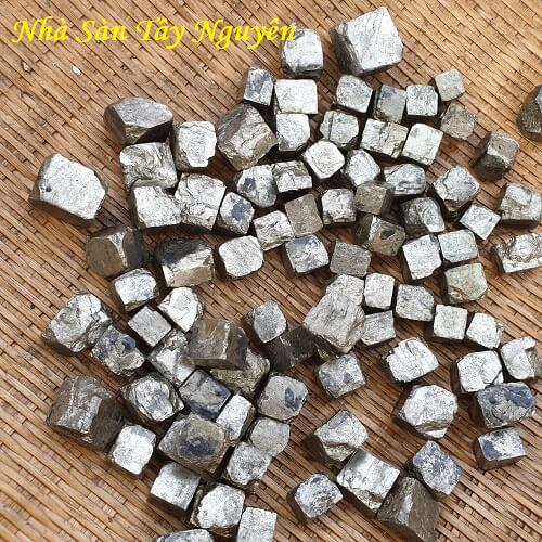 Đá Vàng Găm Trấn Trạch Trừ Tà