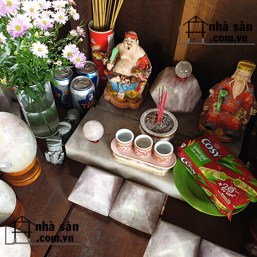 Đăt Đá Thạch Anh Trên Bàn Thờ Ông Địa