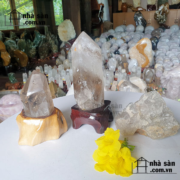 Đặt Trụ Đá Thạch Anh Xám Khói Trên Bàn Làm Việc Đặt Trụ Đá Thạch Anh Xám Khói Trên Bàn Làm Việc