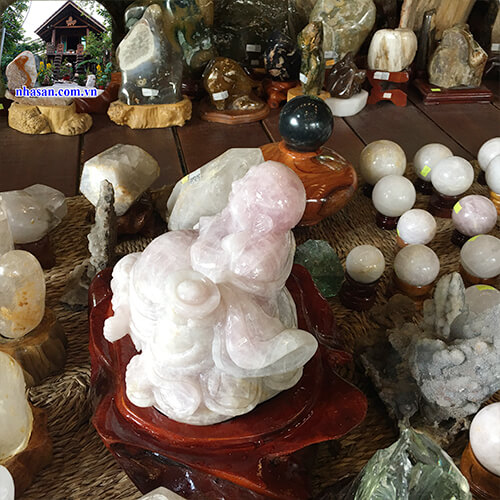 Đức Phật Di Lặc đá thạch anh hồng tự nhiên nguyên khối  Đức Phật Di Lặc đá thạch anh hồng tự nhiên nguyên khối