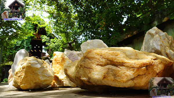 Đá thạch anh nguyên khối tại Nhà Sàn Tây Nguyên Đá thạch anh nguyên khối tại Nhà Sàn Tây Nguyên