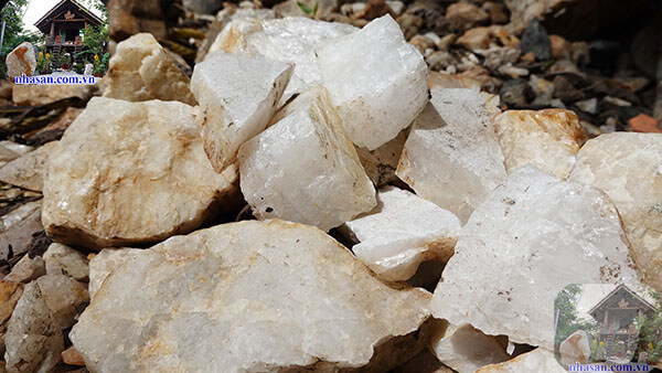Đá thạch anh thô trắng vụn 4x6cm Đá thạch anh thô trắng vụn 4x6cm