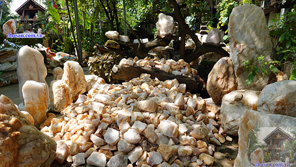 Đá thạch anh vụn thường được dùng để rải nền  Đá thạch anh vụn thường được dùng để rải nền