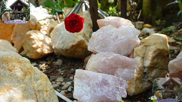 Đá thạch anh hồng vụn thô 4x6cm Đá thạch anh hồng vụn thô 4x6cm