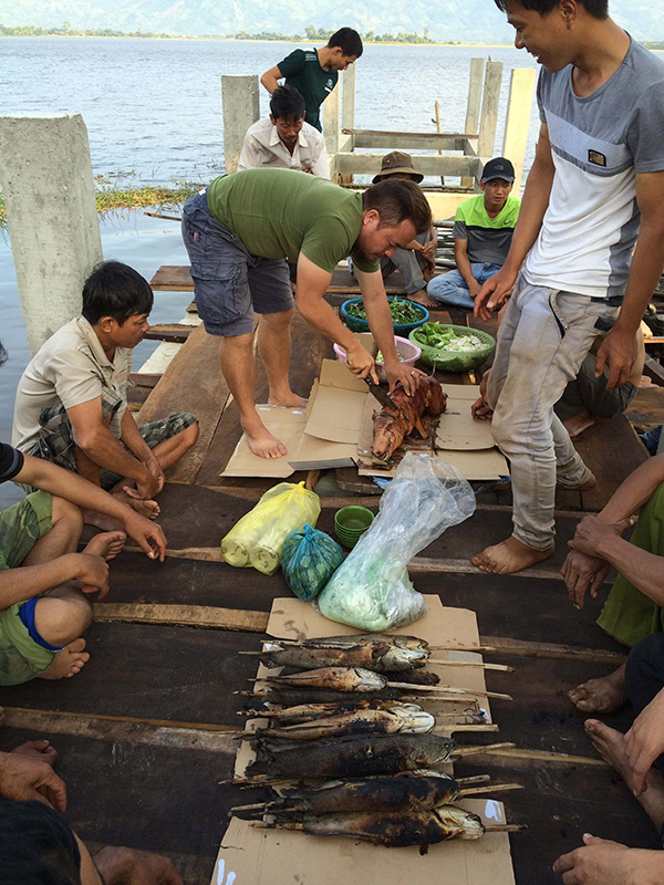Ăn heo nóng đồng bào