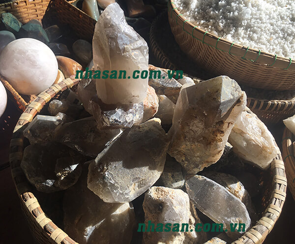 Hình ảnh Trụ đá thạch anh xam khói