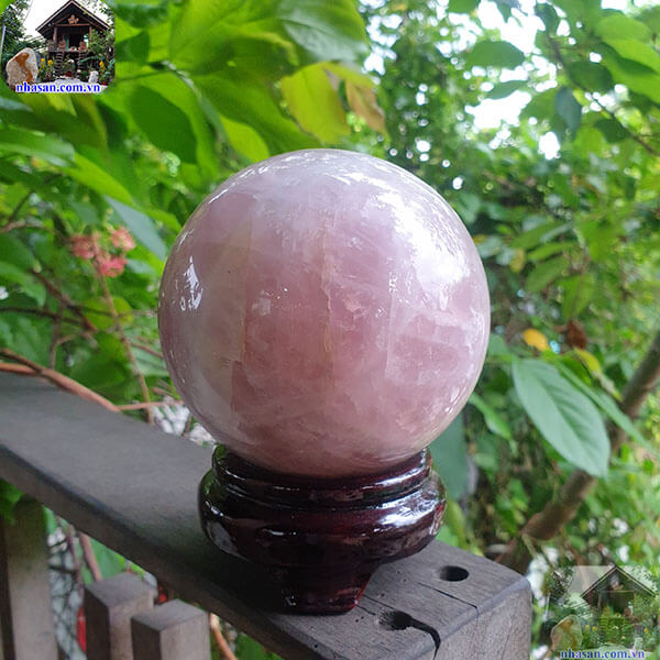 Quả cầu thạch anh hồng giúp giữ vững hòa khí Quả cầu thạch anh hồng giúp giữ vững hòa khí