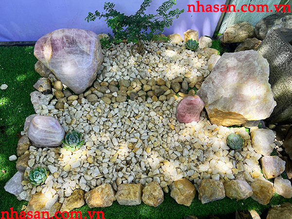 Tiểu cảnh được trang trí hoàn toàn bằng đá phong thủy năng lượng Tiểu cảnh được trang trí hoàn toàn bằng đá phong thủy năng lượng