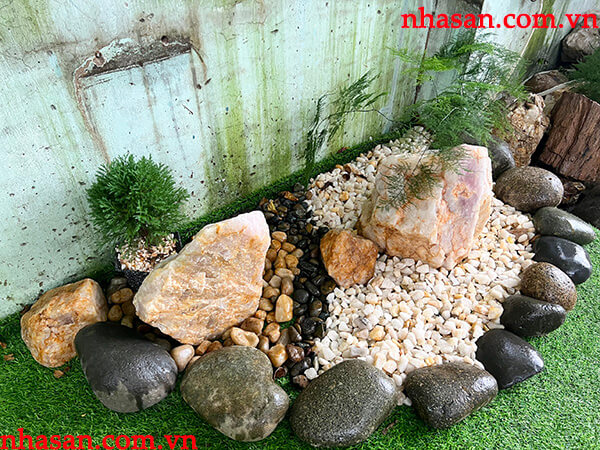 Tạo dựng hòn non bộ trấn góc nhà bằng đá thạch anh hồng nguyên khối Tạo dựng hòn non bộ trấn góc nhà bằng đá thạch anh hồng nguyên khối