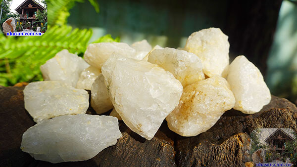 Đá thạch anh vụn rải nền nhà Đá thạch anh vụn rải nền nhà