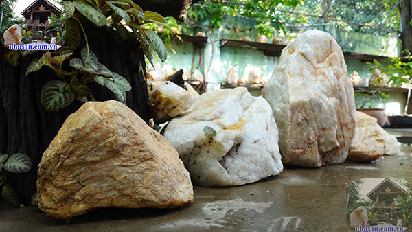 Đá thạch anh thô nguyên khối chôn trong nhà Đá thạch anh thô nguyên khối chôn trong nhà