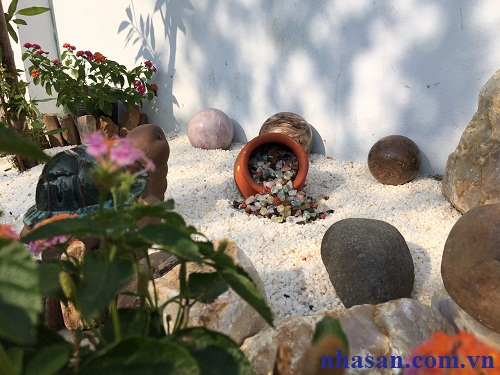 Kết Hợp Đá Thạch Anh Vụn Và Quả Cầu Phong Thủy Tăng Sinh Khí Kết Hợp Đá Thạch Anh Vụn Và Quả Cầu Phong Thủy Tăng Sinh Khí