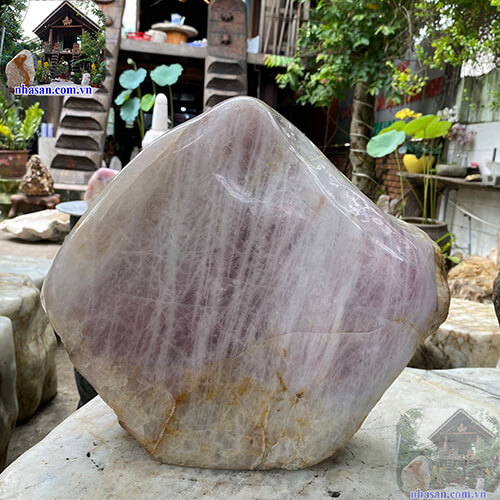 Khối thạch anh hồng giúp cải thiện phong thủy Khối thạch anh hồng giúp cải thiện phong thủy